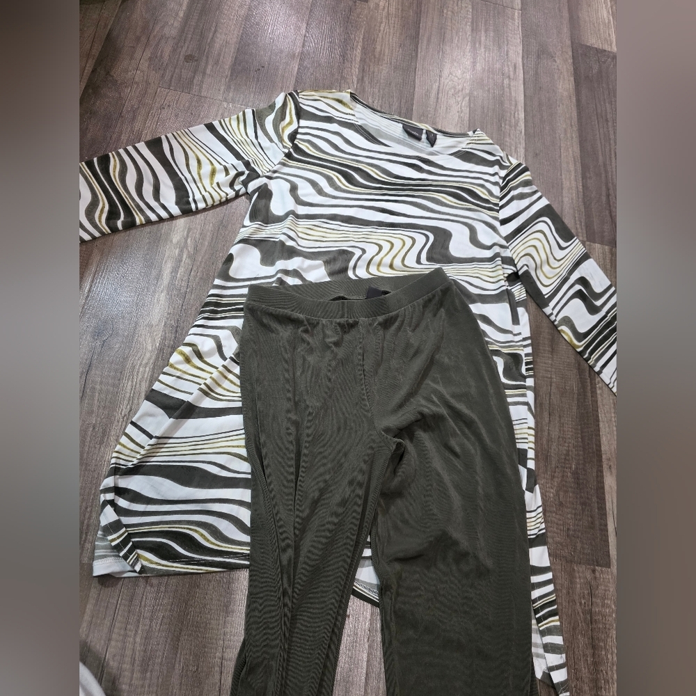 TRAVELERS BY CHICOS TRAVEL SET swirl Tunic And Stretch Pants Khaki Green Classy